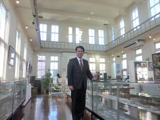 「地域の文化財を大切にしたい」と話す永岡社長。『モダン設計』の銀行店舗には、広いガラス窓から明るい日差しが降り注いでいる