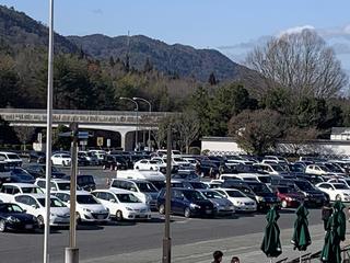 年末年始の帰省客などで混雑する山陽道ＳＡの駐車場