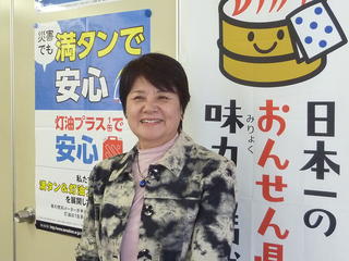 〝日本一の湯のまち〟でいつも明るい笑顔の荒金さん（大分石油会館で）