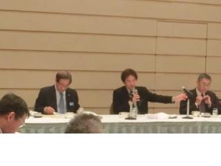 役員会で講演する松浦課長(中央正面の左から３人目)