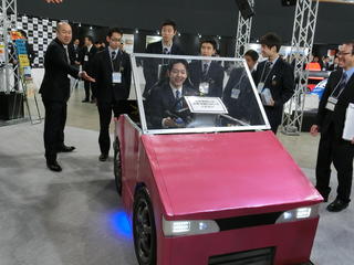 高校生が製作した車に乗る鈴木知事